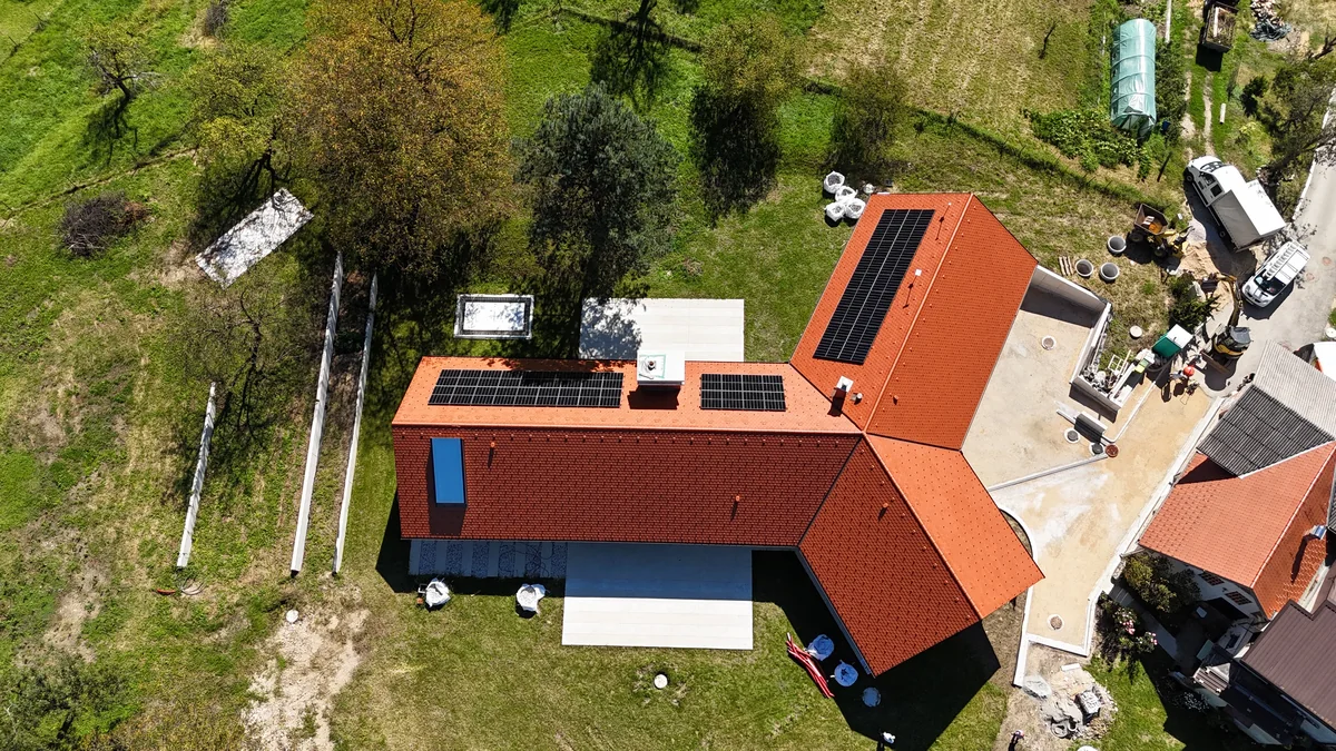 Tlorisni pogled iz zraka na izvedeno streho s tremi povezanimi kraki