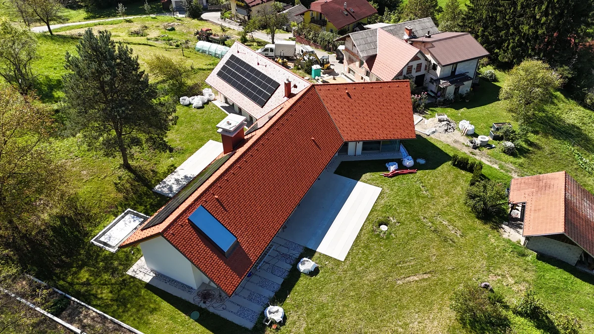 Celoten pogled na izvedeno razvejano ostrešje in obliko objekta