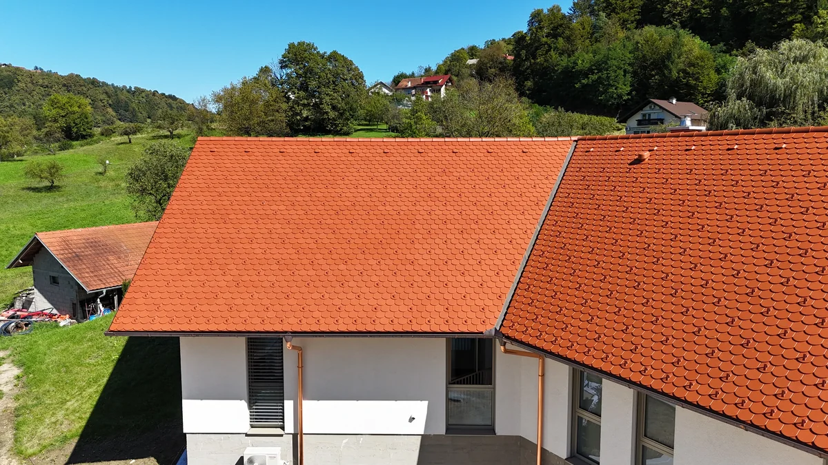 Bližji pogled na stik strešnih ploskev z opečno kritino