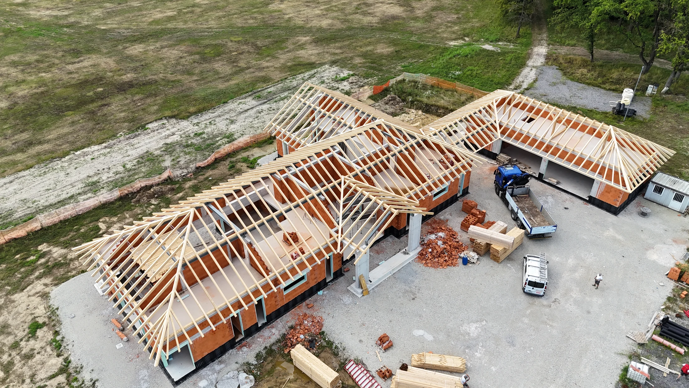 Zračni pogled na veliko razvejano ostrešje z več povezanimi krili
