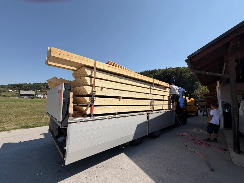 Leseni konstrukcijski elementi, naloženi na vozilo za prevoz
