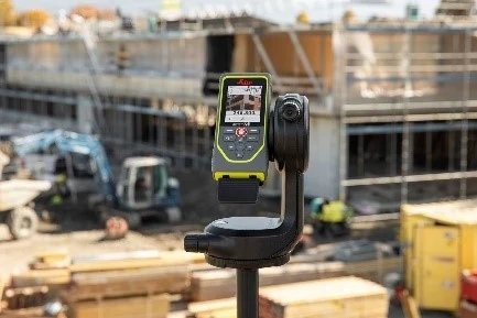 DISTO X6 na adapterju in stativu na gradbišču